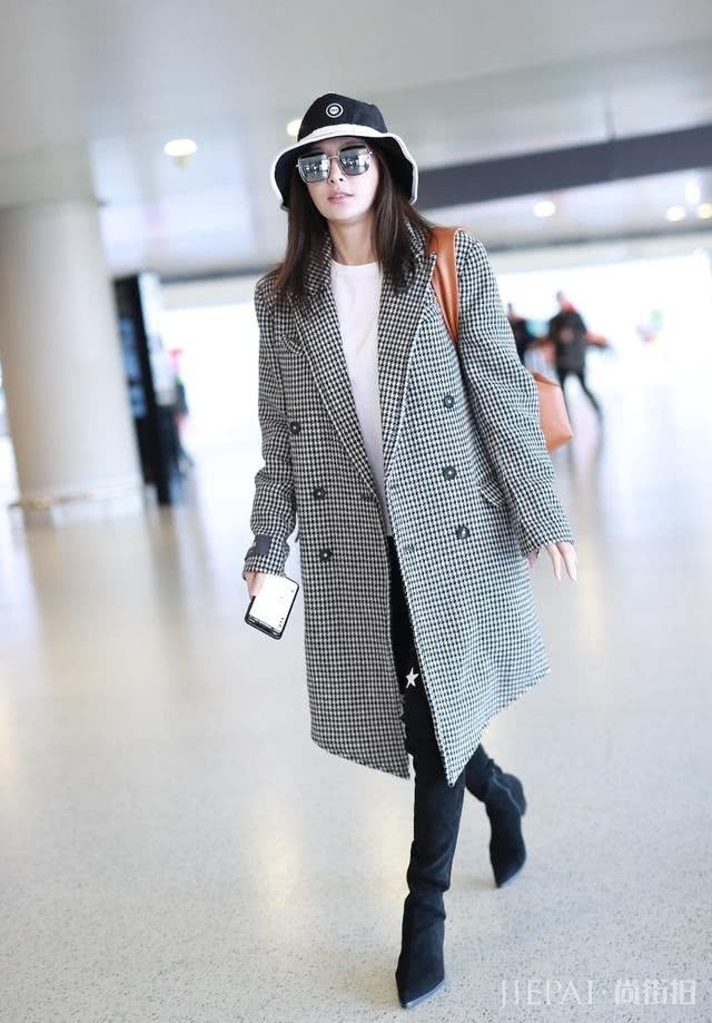 秦岚穿大廓形羽绒服酷又美,冬季保暖穿搭可以学她的搭配哦